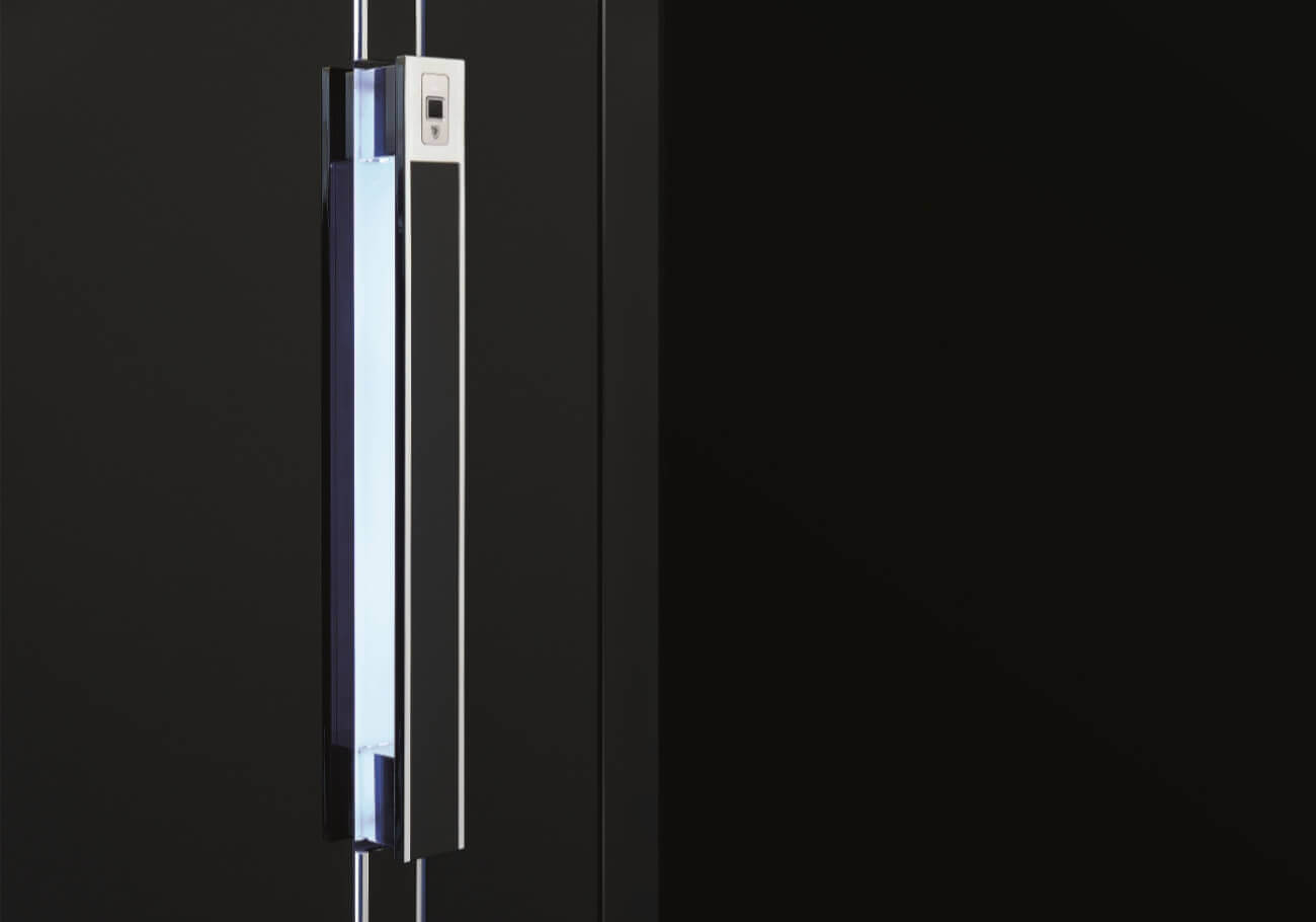 OneTouch special handles for aluminium entrances